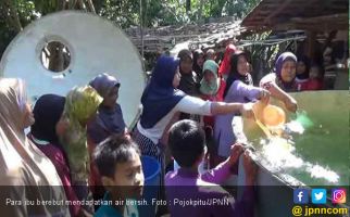 Kekeringan, Ibu - Ibu Rebutan Air Bersih - JPNN.com