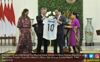 Kalau Pak Jokowi Suka sama Kaus Timnas Argentina Itu Bayar, atau Serahkan ke KPK - JPNN.com