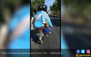 Viral : Emak - Emak ke Pasar Sambil Keranjangi Anak di Motor - JPNN.com