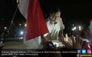 Massa Pendukung Teriak, Minta Prabowo Tetap Semangat - JPNN.com