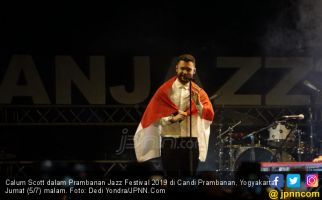 Bawa Bendera Indonesia, Calum Scott Memukau Tampil di Prambanan Jazz 2019 - JPNN.com