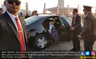 Biasa Naik Alphard, Kiai Ma'ruf Kini Tunggangi Sedan Mercy Berpelat Pejabat - JPNN.com