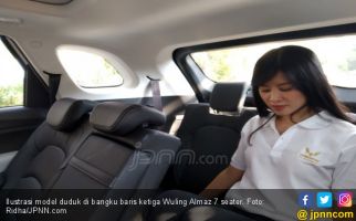 Rasanya Duduk di Bangku Baris Ketiga Wuling Almaz 7 Seater - JPNN.com