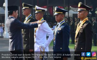8 Pesawat Tempur F-16 Melintas saat Jokowi Lantik 781 Perwira TNI dan Polri - JPNN.com