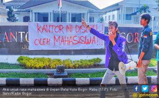 Kecewa sama Bima Arya, Mahasiswa Segel Balai Kota Bogor - JPNN.com