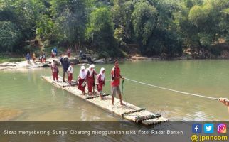 Mau ke Sekolah Harus Bertaruh Nyawa Seberangi Sungai - JPNN.com