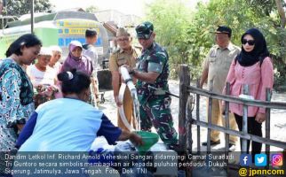 Bantu Warga, Satgas TNI Mendatangkan 35 Ribu Liter Air Bersih di Jatimulya Tegal - JPNN.com