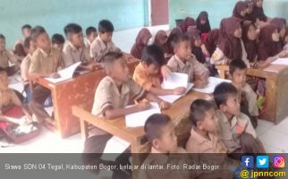 Bikin Sedih, Siswa SD Belajar di Lantai - JPNN.com