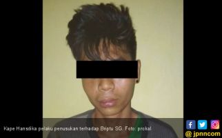 Polisi Ajudan Bupati Ditusuk pakai Badik, Jleb! - JPNN.com