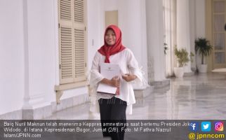 Usai Bertemu Jokowi, Baiq Nuril: Beliau Tanya Saya Masih Bekerja atau Berhenti - JPNN.com