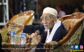 Malam Tadi Mbah Moen Masih Terima Tamu di Makkah - JPNN.com