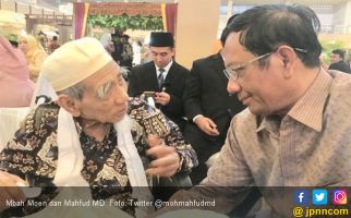 Kenangan Terakhir Mahfud MD dengan Mbah Moen, Waktu Itu Banyak yang Antre - JPNN.com