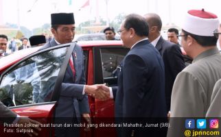 Ketika Jokowi Tumpangi Mobil yang Dikemudikan PM Mahathir - JPNN.com