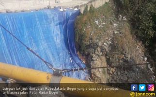 Hati-hati, Jalan Raya Jakarta-Bogor Amblas - JPNN.com