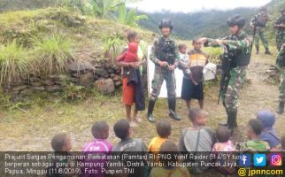 Prajurit Penjaga Perbatasan RI - PNG Juga Berperan Sebagai Guru - JPNN.com