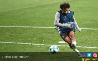 Mengharukan, Mohamed Salah Latihan Bersama Seorang Anak yang Kehilangan Kedua Kakinya - JPNN.com