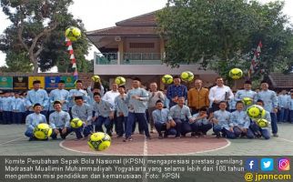 Seabad Muallimin, Ketua KPSN Serahkan Bantuan 100 Bola - JPNN.com