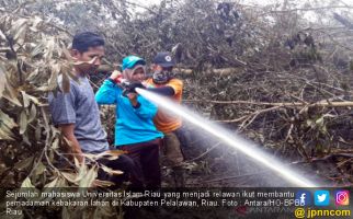 Mahasiswa UIR Bantu Pemadaman Karhutla di Pelalawan - JPNN.com