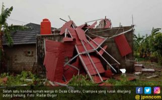 Puluhan Rumah di Bogor Rusak Akibat Tersapu Angin Puting Beliung - JPNN.com