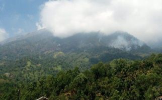Kebakaran Melanda Lereng Gunung Agung - JPNN.com