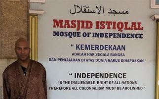 Sebelum Manggung, Tom Morello Pose di Masjid Istiqlal - JPNN.com