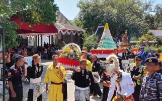 Mbah Sangkrah Pimpin Prosesi Larung Sesaji di Pantai Selatan - JPNN.com