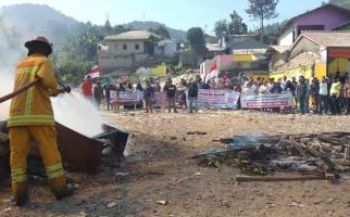 Menolak Digusur, Warga Adang Satpol PP, Kampung Naringgul Mencekam - JPNN.com