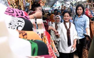Jokowi Resmikan Pabrik Esemka, Iriana Blusukan di Pasar Beringharjo - JPNN.com