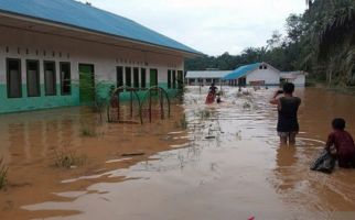 Di Kabupaten Mandailing Natal Sudah Turun Hujan, Puluhan Rumah-Fasilitas Umum Terendam Air - JPNN.com