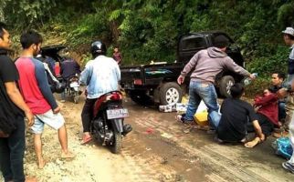 Sopir Kaget Ada Turunan, Mobil Rombongan Pengantin Tabrak Tebing, Satu Penumpang Meninggal - JPNN.com