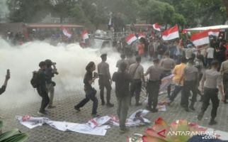Demo Rusuh di Depan KPK: Karangan Bunga Dibakar, Diwarnai Baku Hantam - JPNN.com