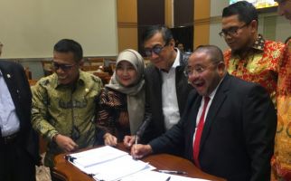 Debat Menteri Yasonna dan Komisi III DPR soal Kelanjutan RUU KUHP - JPNN.com