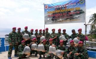 Horas! Marinir Peduli Danau Toba Tebar Bibit Ikan Emas di Tigaras - JPNN.com