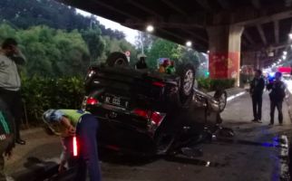 Mobil Terguling di Pintu Keluar Tol, Begini Nasib Badman - JPNN.com