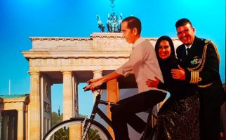 Eh Ada Sepeda Jokowi di Brandenburger Tor Berlin - JPNN.com