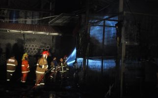 Gudang Paralon di Sukabumi Terbakar, Warga Panik, Mencekam - JPNN.com