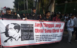 Demo di Depan DPR, Mahasiswa Bentangkan Spanduk RKUHP Ngawur #SaveKPK - JPNN.com