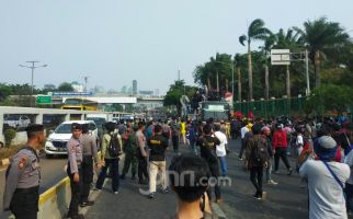 Demo di Depan DPR, Sebagian Jalan Gatot Subroto Ditutup - JPNN.com