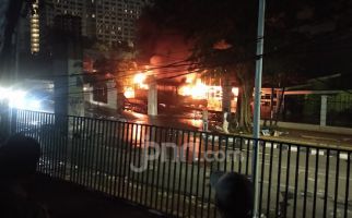 Bus dan Jeep Milik TNI Dibakar Massa di Area Parkir Lapangan Tembak Senayan - JPNN.com