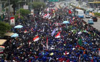 Jalur Tol Diblokade Mahasiswa, Lalu Lintas di Sekitar Lokasi Demo Ditutup - JPNN.com