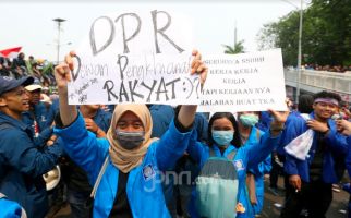 Batu dan Tongkat Melayang, Polisi Pukul Mundur Demo Mahasiswa dari Depan Gedung DPR - JPNN.com
