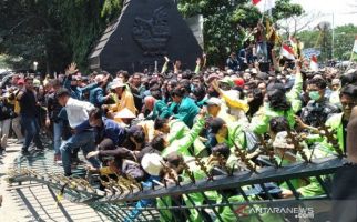 Demo Mahasiswa di Mana-mana, Massa Menjebol Gerbang Gedung Dewan - JPNN.com