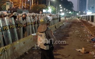 Polisi Pukul Mundur Massa dari Depan Gedung DPR - JPNN.com