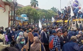Jalan Juanda Ciputat Tersendat, Demo Mahasiswa Ciputat Menggugat Makin Berlipat - JPNN.com