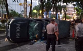 Demo Mahasiswa Rusuh, 7 Mobil Polisi Dirusak, 1 Anggota Dewan Dipukul, 53 Orang Ditangkap - JPNN.com