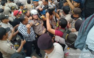 Detik-detik Kapolresta Pekanbaru Pingsan di Tengah Kerusuhan Demo Mahasiswa - JPNN.com