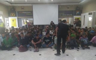 2 Orang Bukan Pelajar Pakai Seragam Sekolah, Diadang saat Menuju Lokasi Demo - JPNN.com