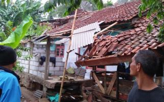 Puting Beliung Mengamuk, Puluhan Rumah Porak-Poranda - JPNN.com
