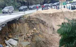 Diguyur Hujan Deras, Jalan Lintas Pekanbaru-Duri di Kilometer 70 Amblas - JPNN.com