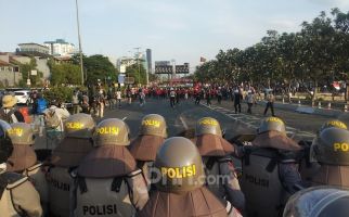 Demo Sampai Sore Lagi, Massa Lemparkan Batu ke Deretan Polisi - JPNN.com
